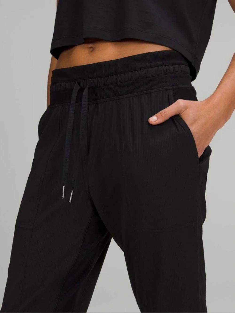 Lululemon Dance Studio Mid-Rise Crop 25